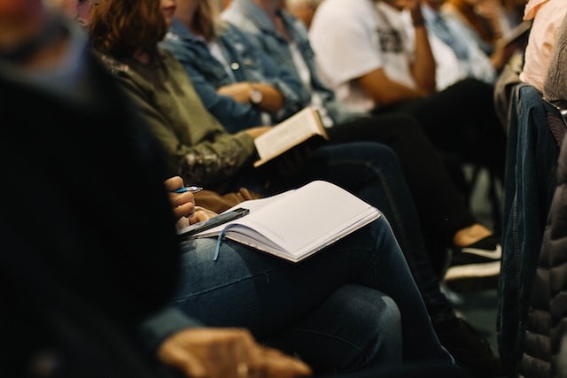De balans tussen studeren en interim onderwijsbanen